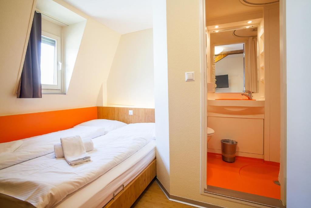 Двухместный (Economy Double Room (self-check-in)), easyHotel Basel