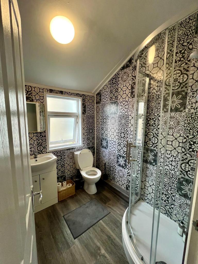DVM escape Flat 2 - Tap to explore photos