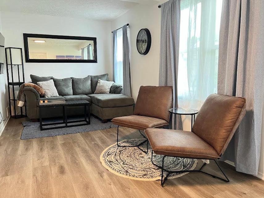 Modern & Renovated 3BD1BA Home Quiet & Cozy image