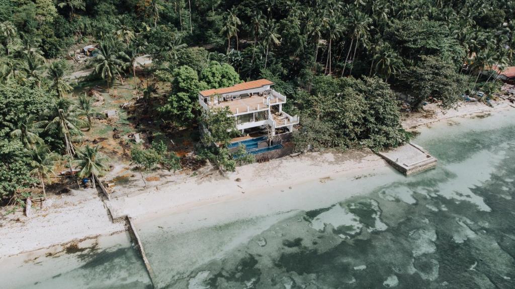 The French Villa-Santander Cebu - Tap to explore photos