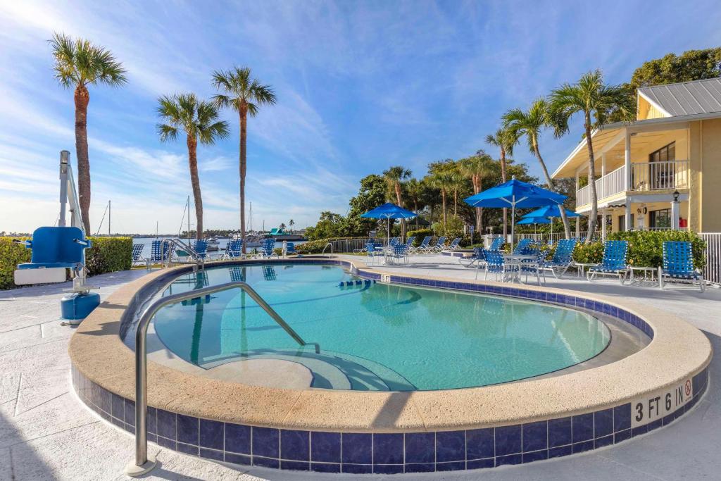 Charter Club Resort of Naples Bay image
