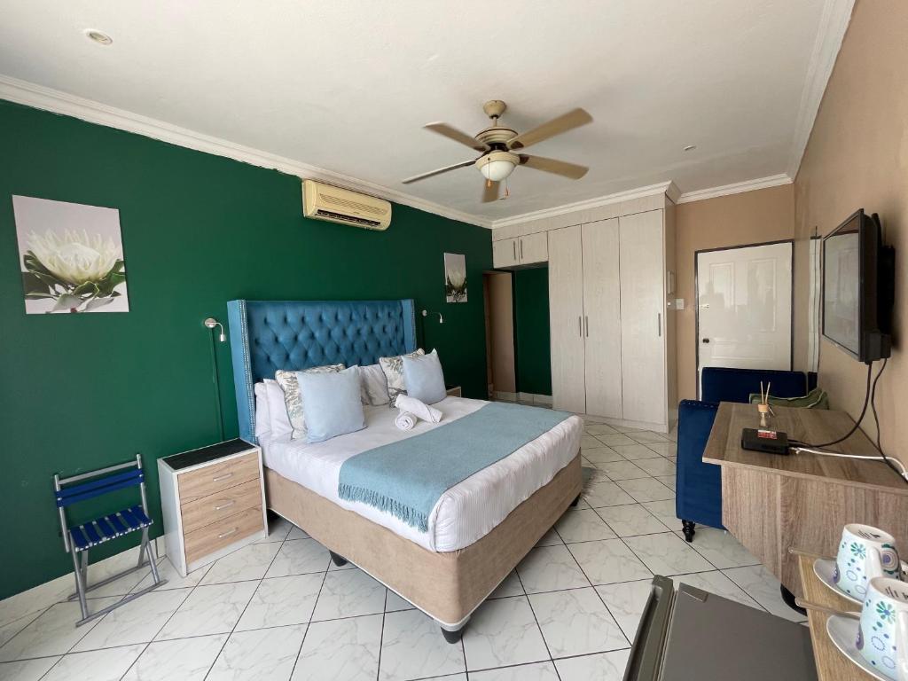 The Yacht House Room Type - Standard Queen Room