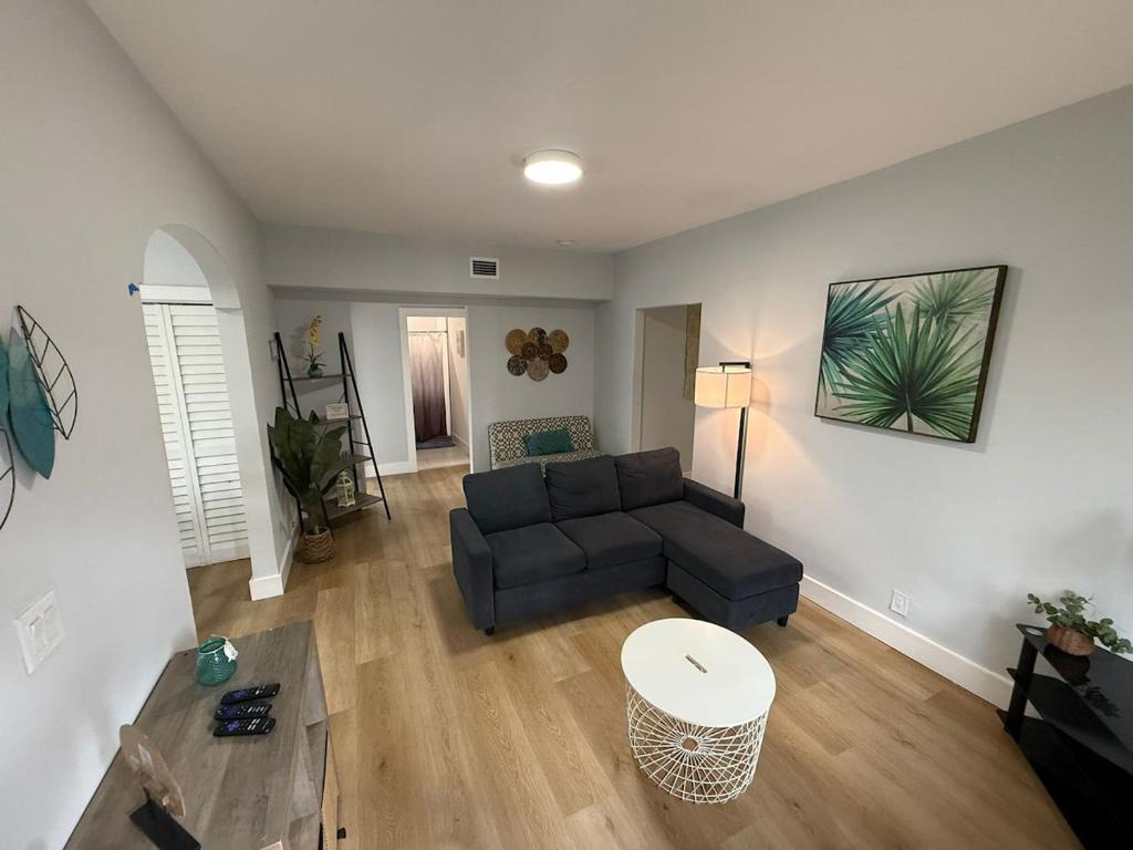 Stylish Homey 4Bedroom With Outdoor Pool image