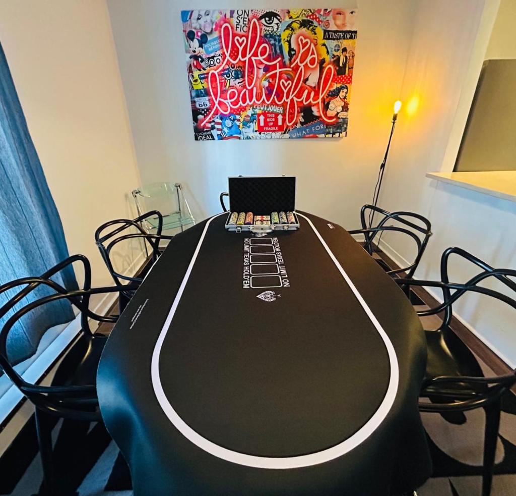LiV MTL Soho Spacious Rooftop Suites for Groups Near Downtown Montreal - Tap to explore photos