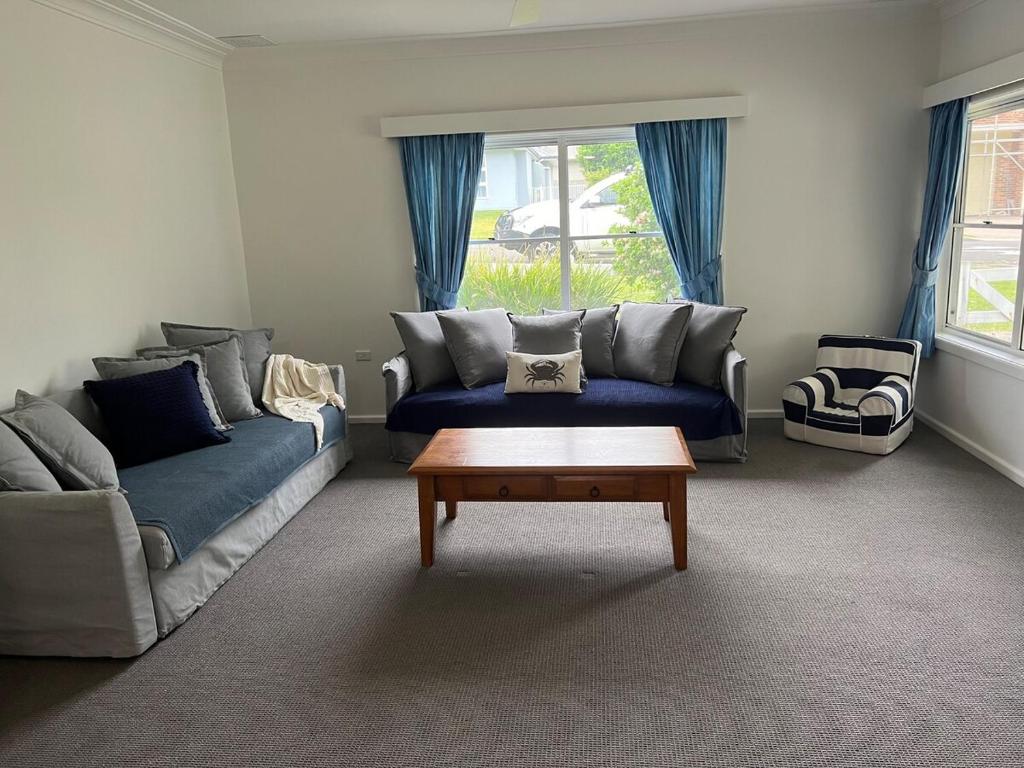 Mollymook- Walk to Beach, Surf, Golf Course & Club photo 2