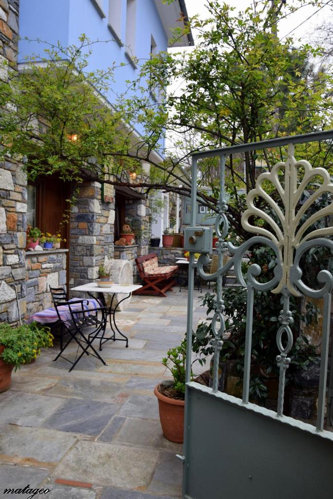 Victoria's Country Apartments photo 2