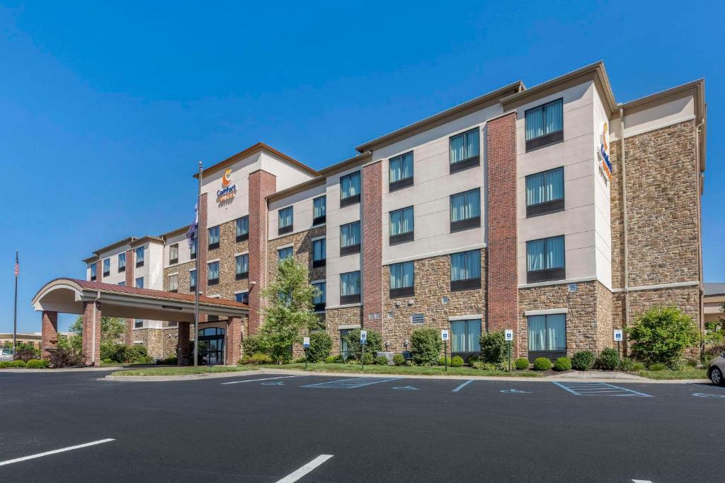 Comfort Suites Bridgeport - Clarksburg image
