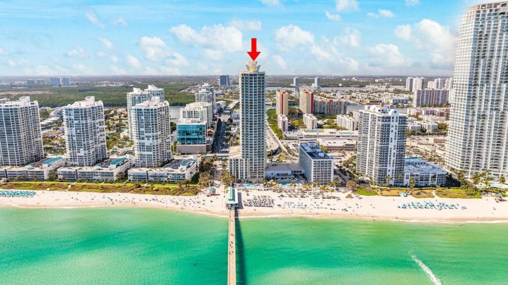 Luxury 2-bedrooms Oceanfront Condo in Sunny Isles image