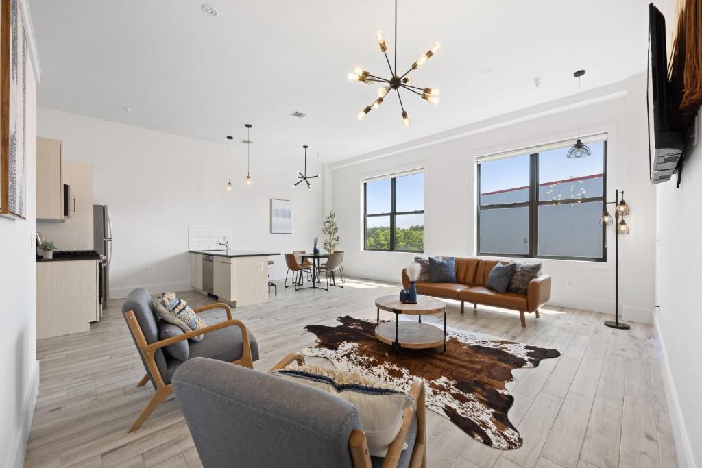 Near NYC Premium Kearny Loft with Gym and Patio image