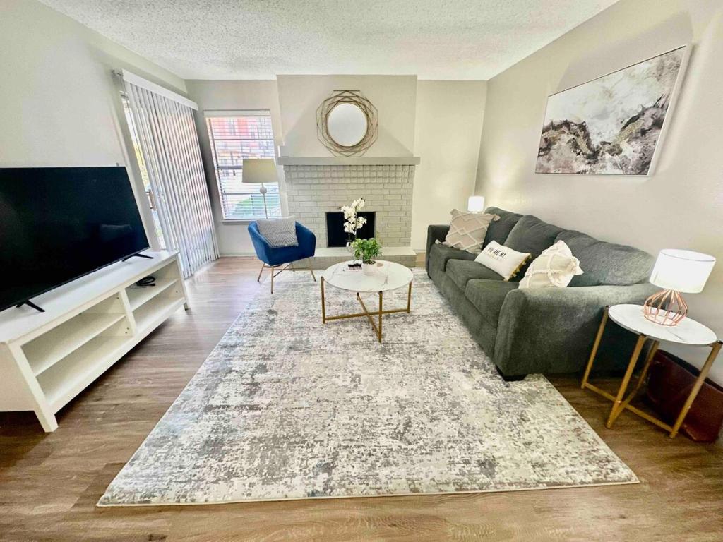 Modern and Comfortable 1BR Apartment with Gym and Pool image