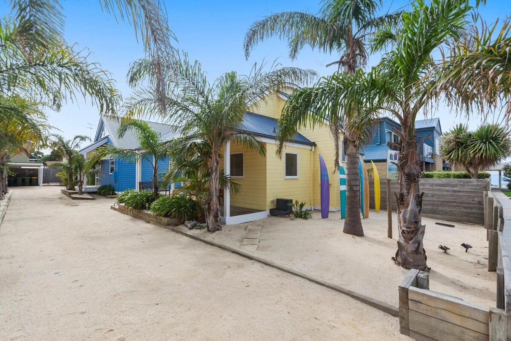 #1 Dog friendly house OPPOSITE the BEACH photo 2