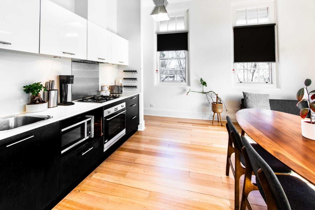 Chic 1BR Apartment in Peaceful Parkville photo 3