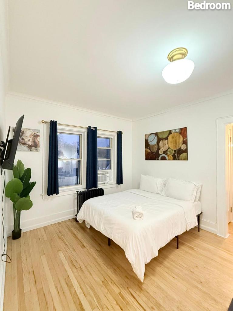 Modernstudioqueenbedworkspacehighspeedwifi image