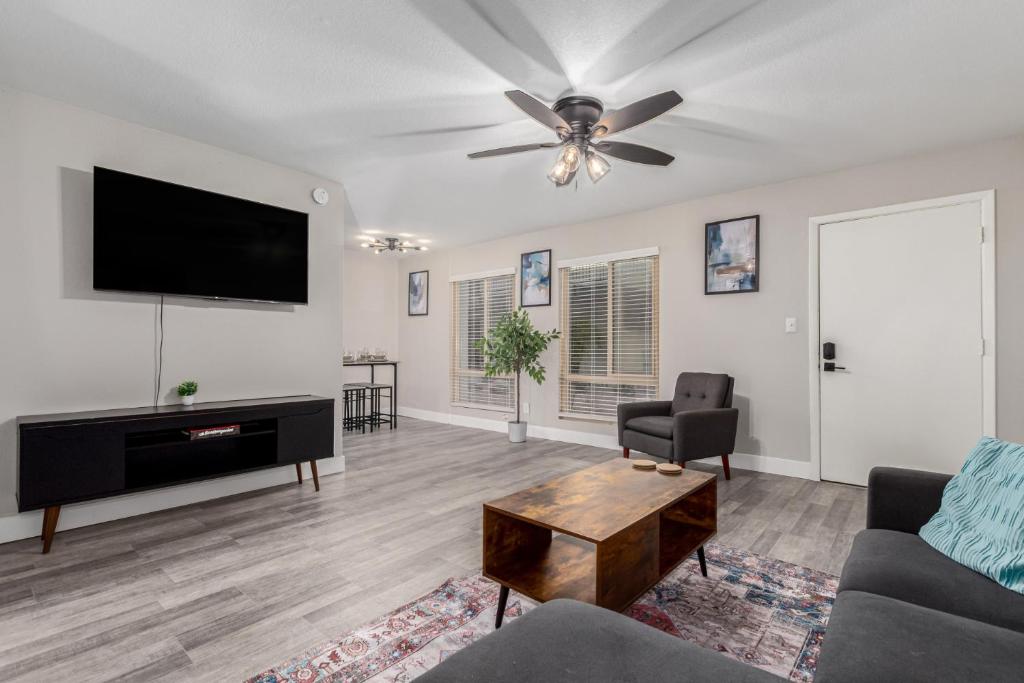 "modern 2bed1bathaptking Bed,centrallocation" image