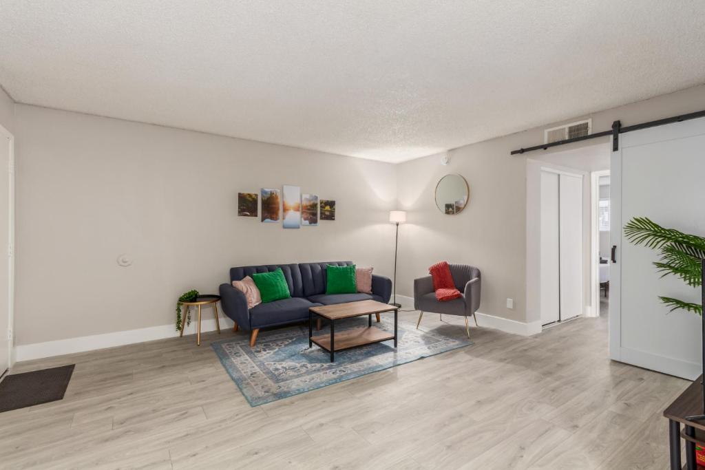 "modern 2bed Bed,centrallocatio1bathaptking Bed image