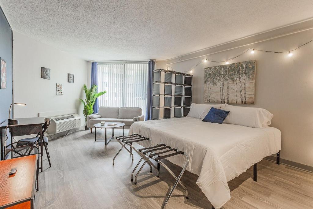 Stylish Apt W Dt-gym-kitchen-choochootrain image