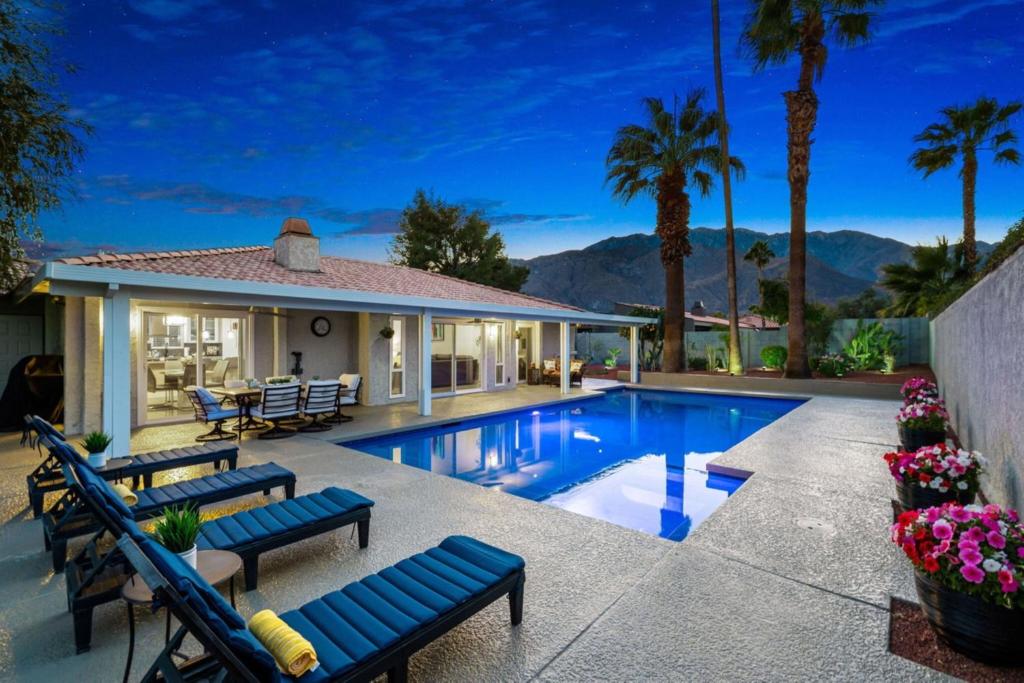 Estana Homes image