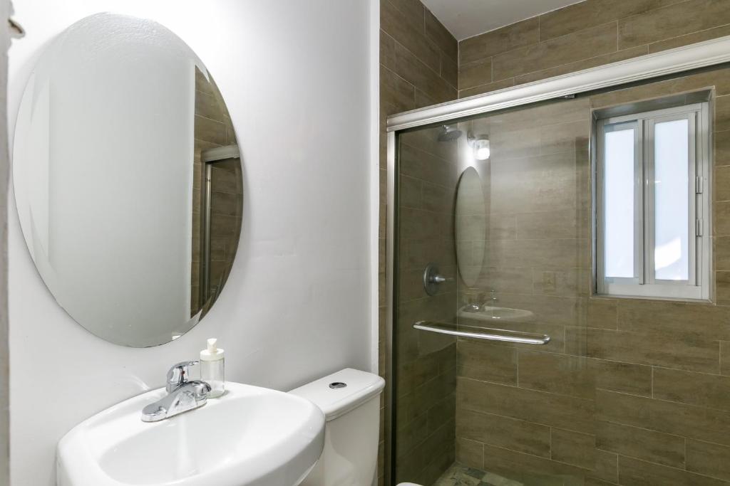 Noble Calle Ocho image