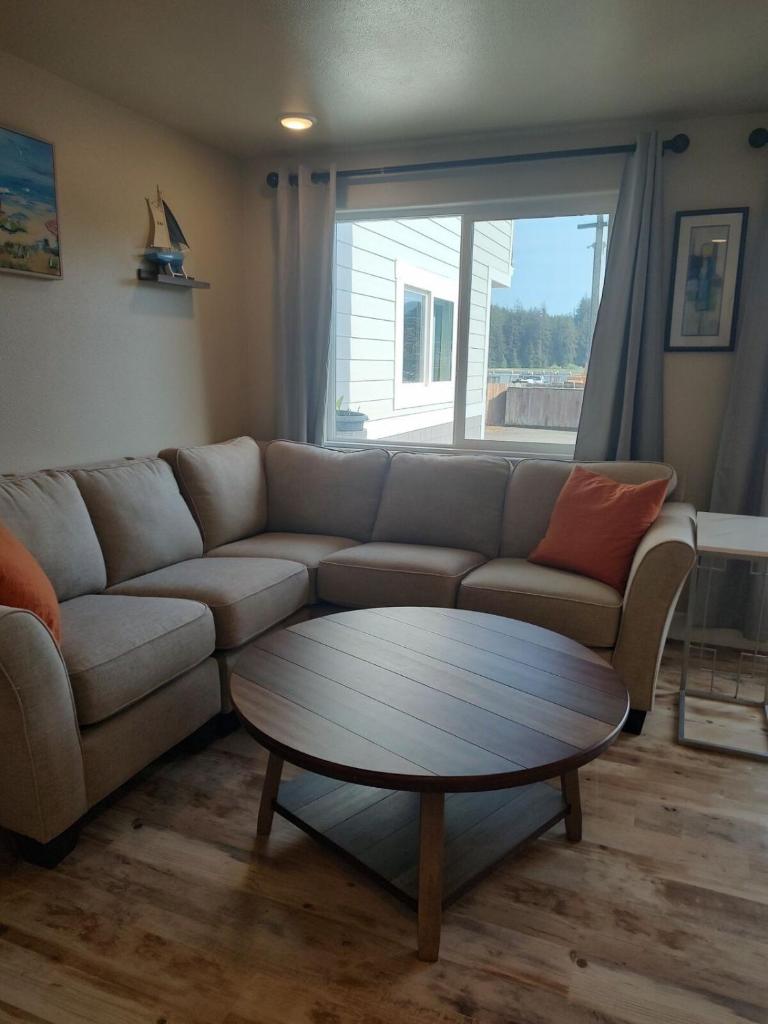 2 bdrm, Walking distance to all image