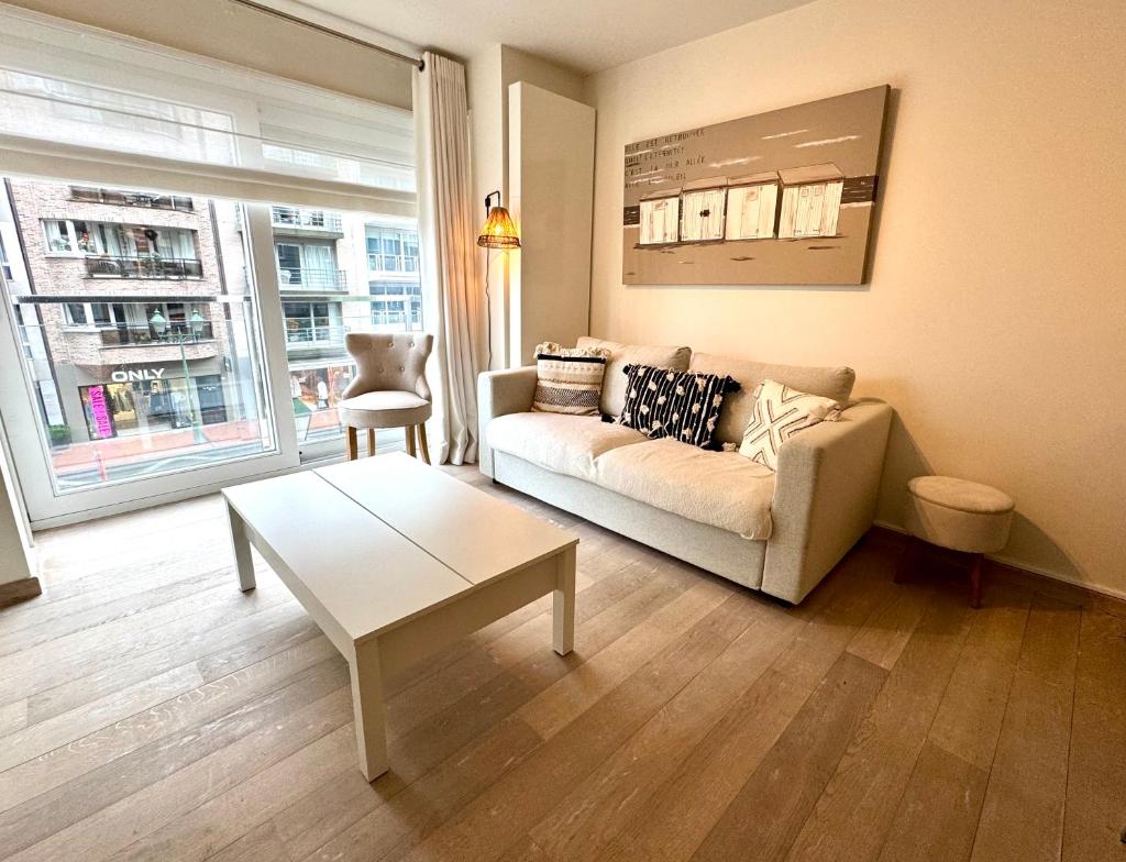 Lippens family apartment photo 2