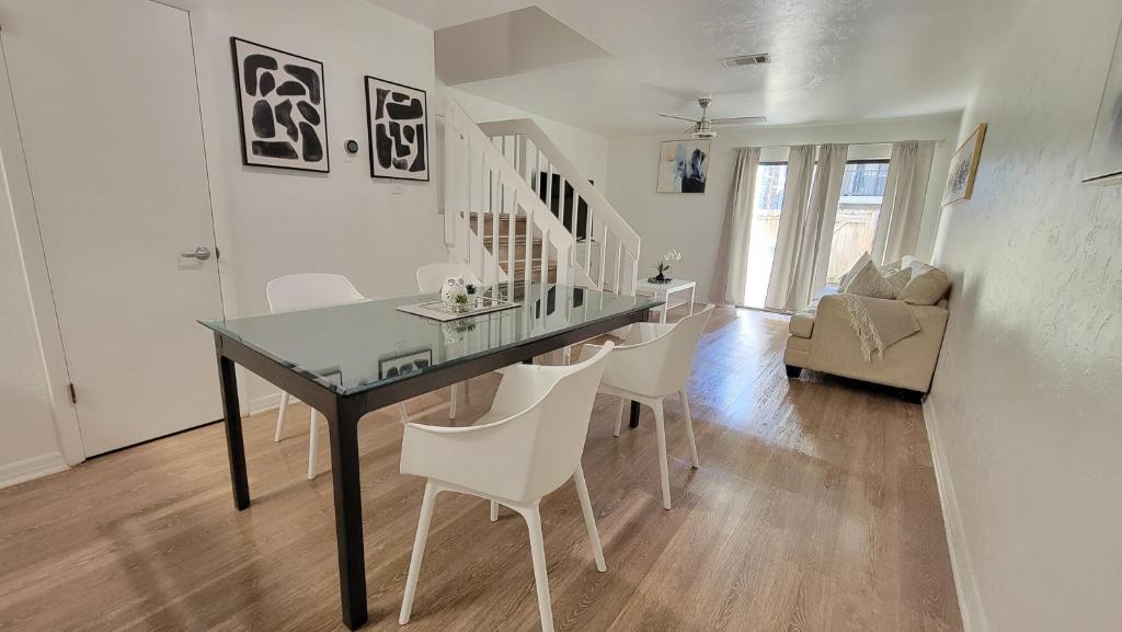 Beautiful townhouse 2 bedrooms 1 and a half bathrooms next to Butler Plaza 1 mile to UF image