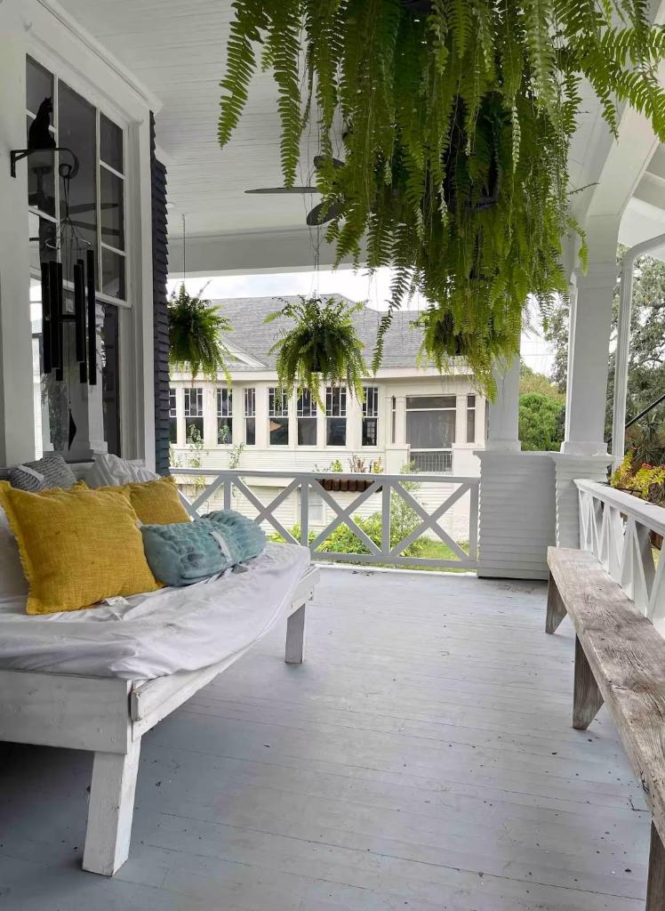 Artsy New Orleans rental with great porch image