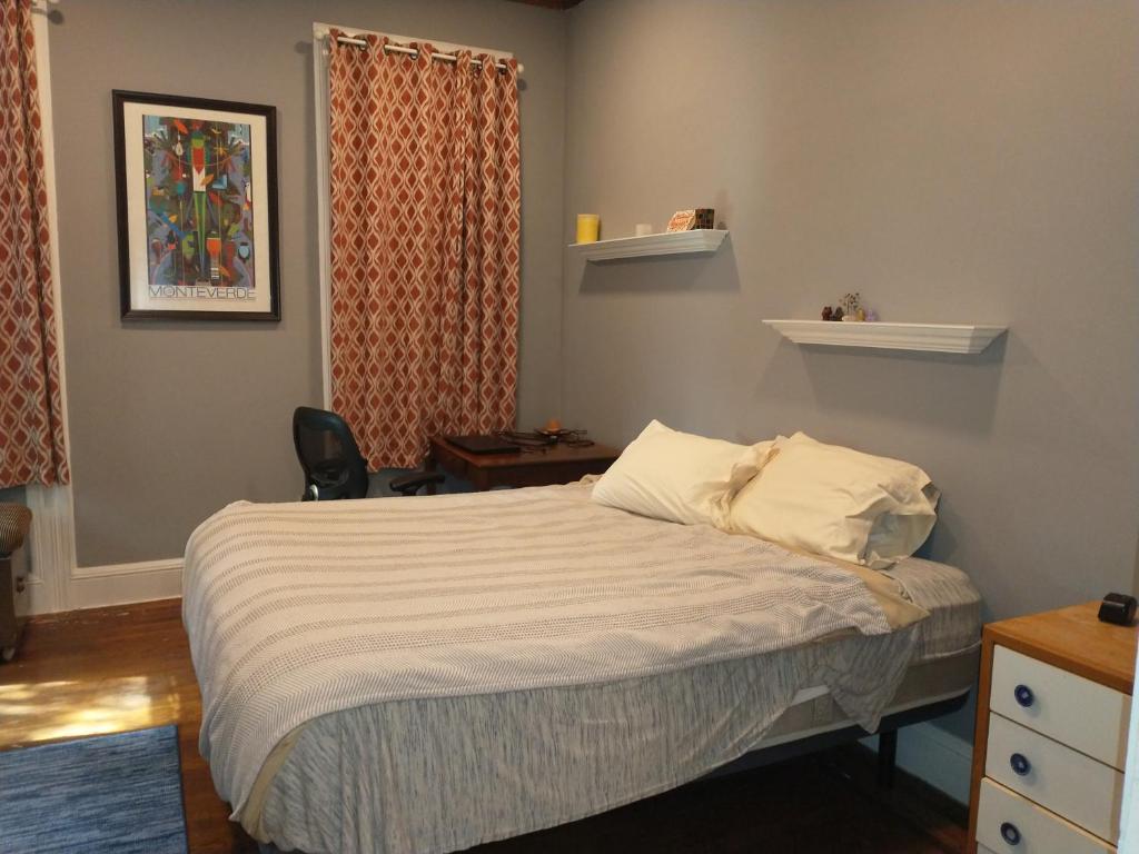 2 Bedroom Apartment with Big Fenced Yard near New York image