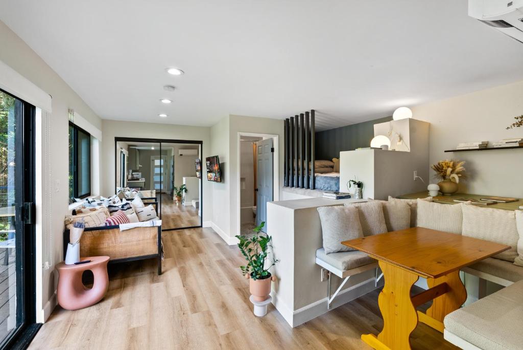Designer Laurel Canyon Retreat, Hollywood Hills image