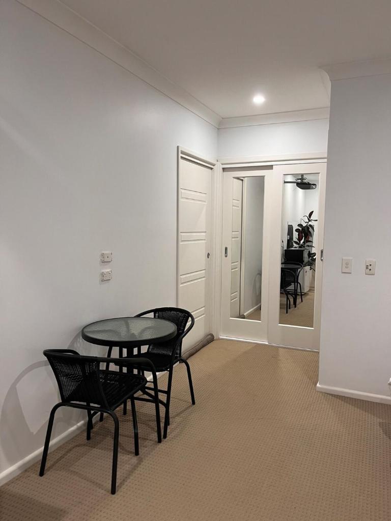 Cozy Studio with Private Entrance & Ensuite photo 3