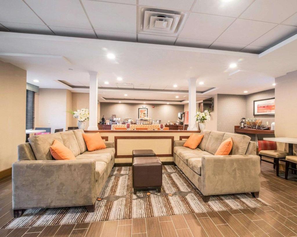 Comfort Inn & Suites Brattleboro I-91 image