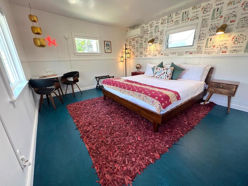 Urban Luxe Retreat l King Bed l Kitchenette image