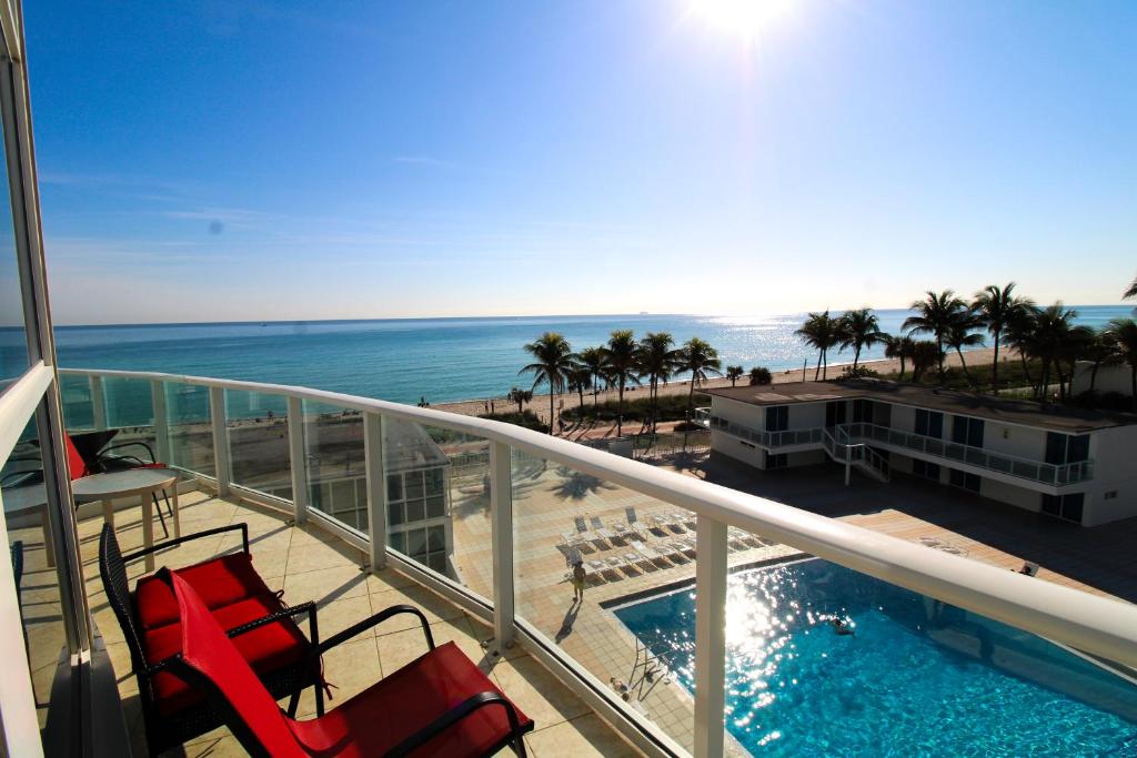 Castle M16 Oceanview Loft with Beach access, Pool, Tennis and Free Parking! image