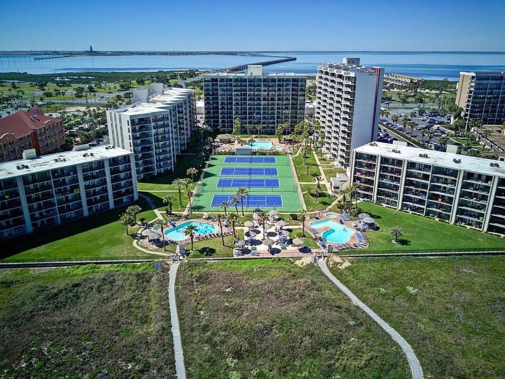 Royale Beach and Tennis Club by VRI Americas image