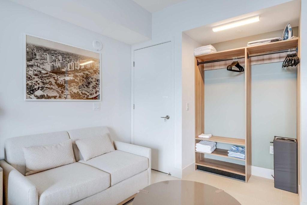 Lemon Drop - Modern Central & Full Amenities - Tap to explore photos