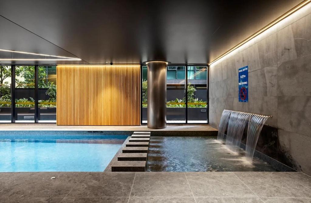 Grand Prix Luxury 2B Lakeside Apartment with CarPark, Pool & Sauna photo 3