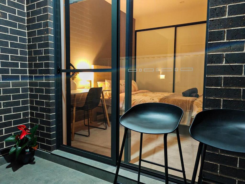 Modern Ensuite with Private Side Entry photo 4