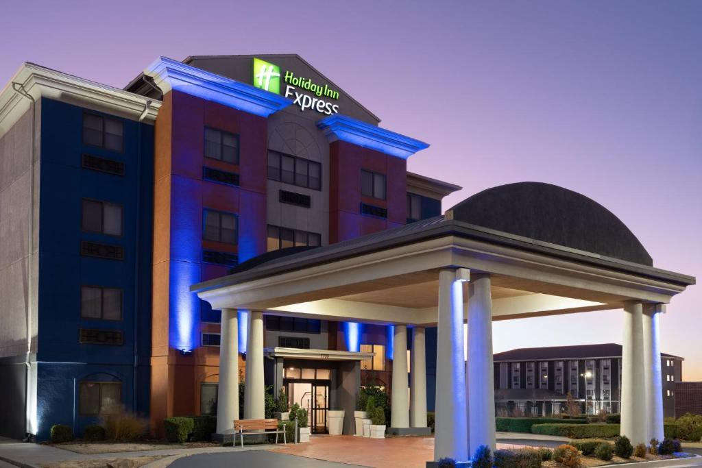 Holiday Inn Express & Suites Midwest, an IHG Hotel image