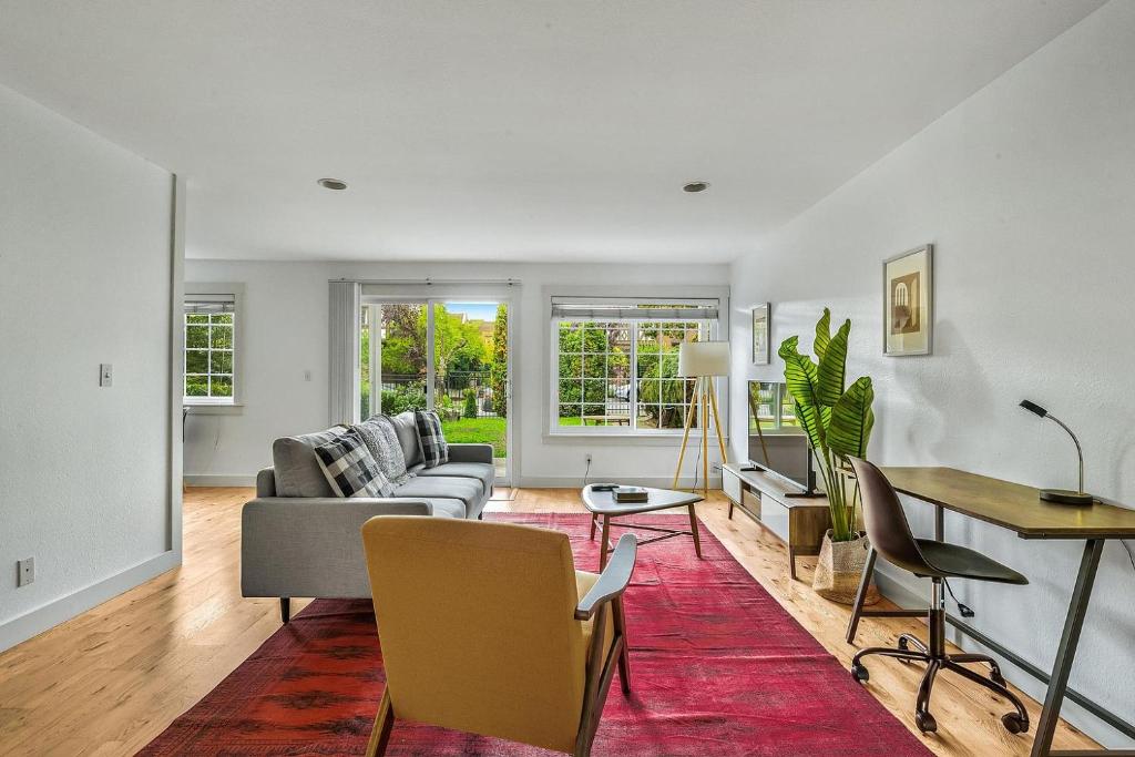 Splendid Capitol Hill Apartment image
