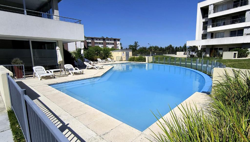 NORDELTA- Departamento con Terraza Privada, Cochera Cubierta, Gym y Piscina photo 2