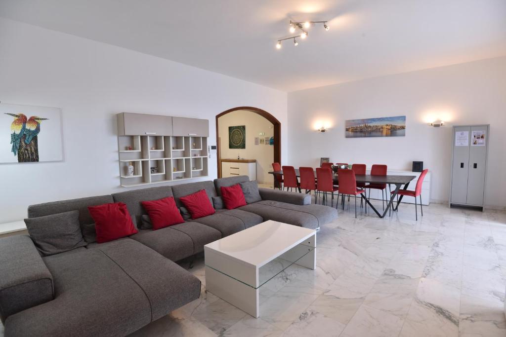 XL Seafront Home in Sliema - Tap to explore photos