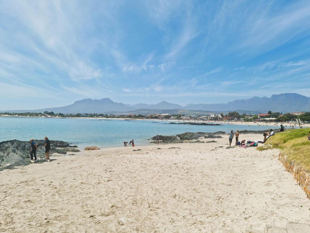 'Die Braaihuis'- sleeps 6, Large Veranda, Sea Views, Central and Fabulous! - Tap to explore photos