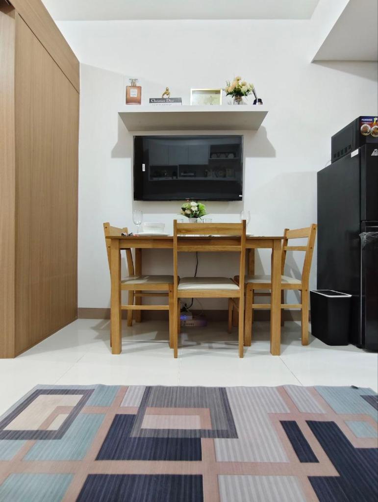 Stylish Condo with City View and Netflix - Pool Access, Metro Manila