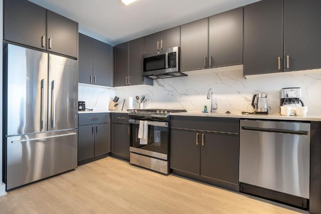 Chic Apt with Indoor Pool & Gym-333-2509 image