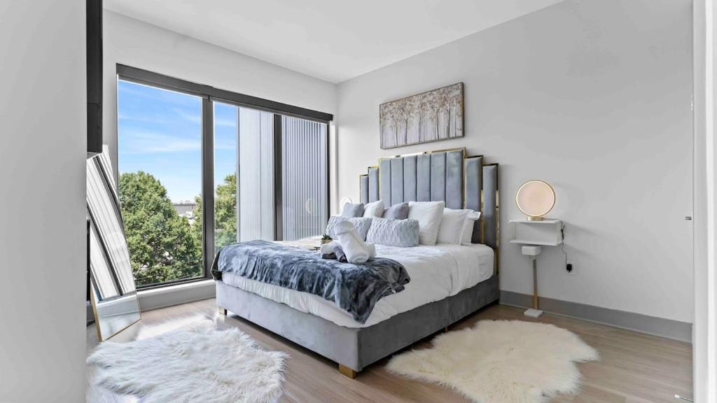 NEW Luxury Penthouse with AmazingViews King Bed image