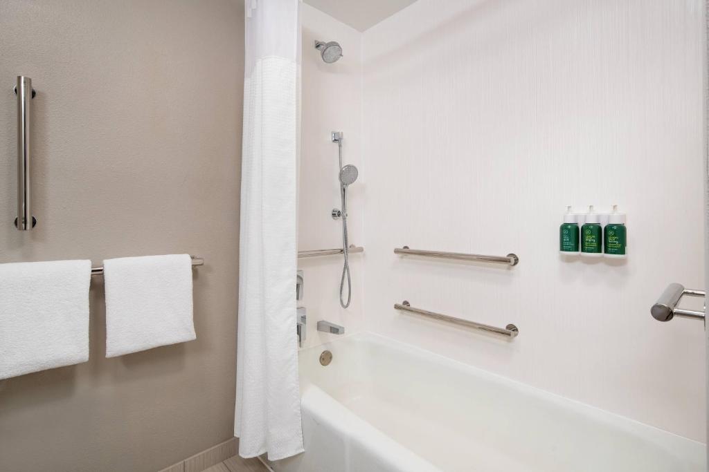 Courtyard by Marriott Bakersfield - Tap to explore photos