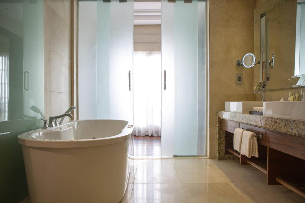 Renaissance Cairo Mirage City Hotel - Tap to explore photos