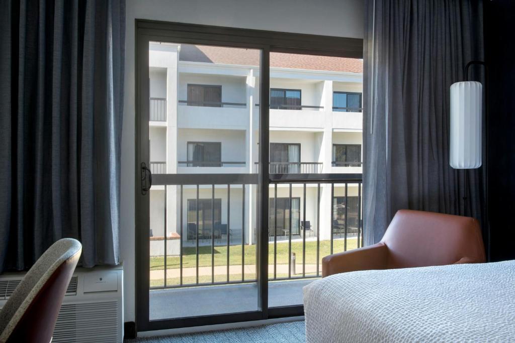 Courtyard by Marriott Annapolis - Tap to explore photos