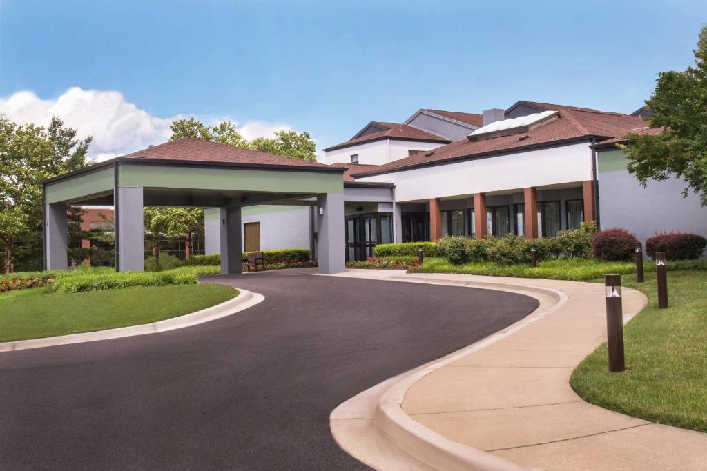 Courtyard by Marriott Baltimore BWI Airport image