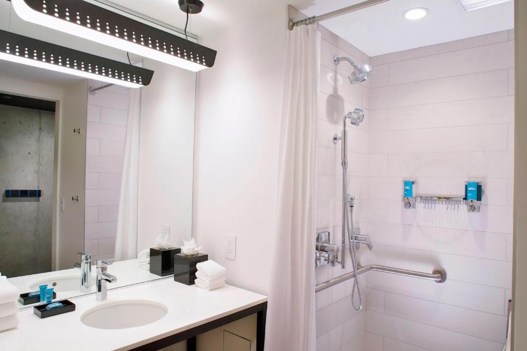 Aloft Chicago Mag Mile by Marriott - Tap to explore photos