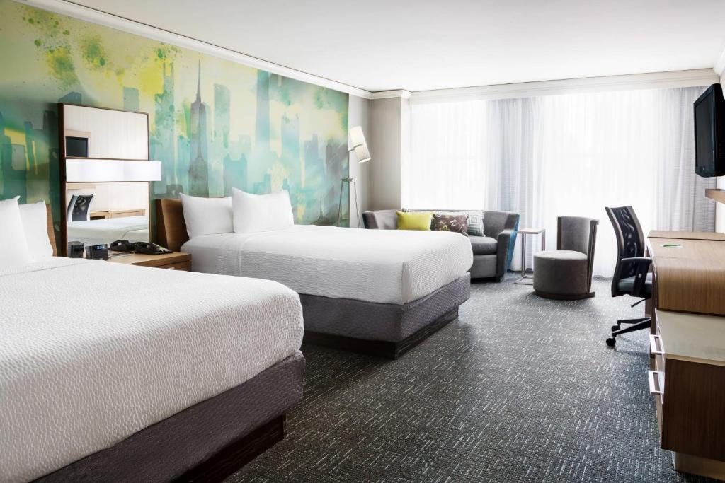 Courtyard by Marriott Chicago Magnificent Mile - Tap to explore photos